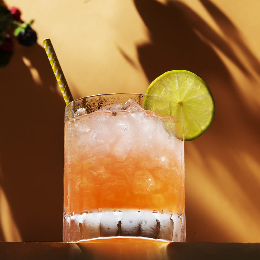 Cocktail de tequila con naranja y lima