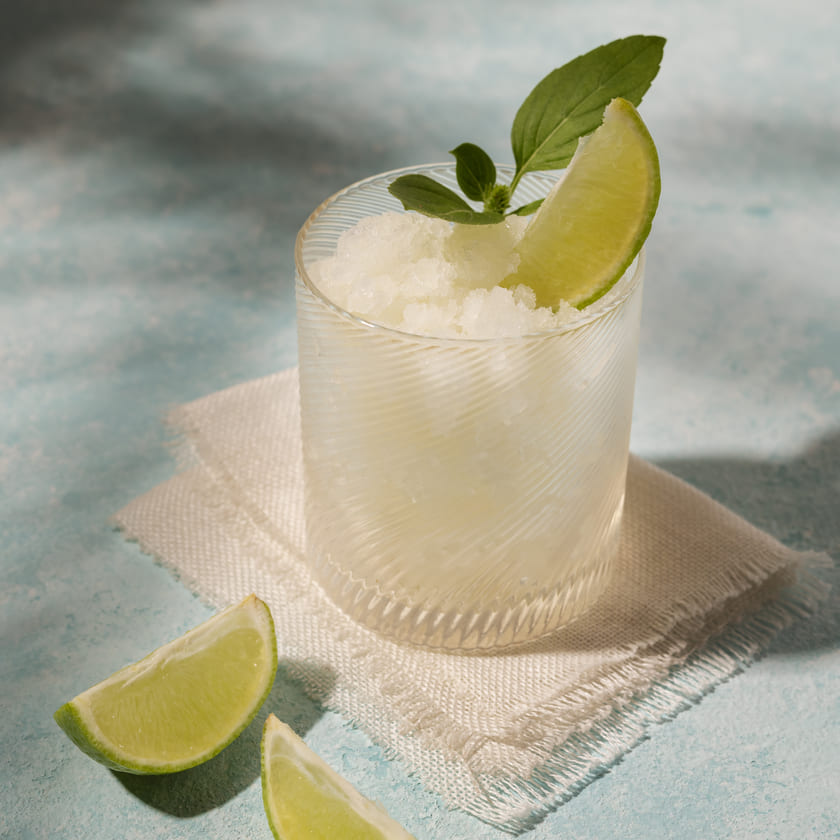 Cocktail con tequila, lima y mucho hielo